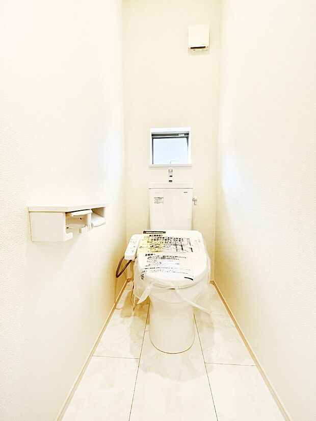 清潔感あるシャワートイレ。小窓から光が注ぎ込みます!