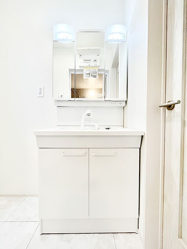 ◆B号棟◆~Dressing Room~ 明るく清潔感溢れるパウダールーム。毎日使う場所だからこそ、快適な空間となっております。シャンプードレッサーを採用しておりますので、朝シャンも手軽に出来ます。