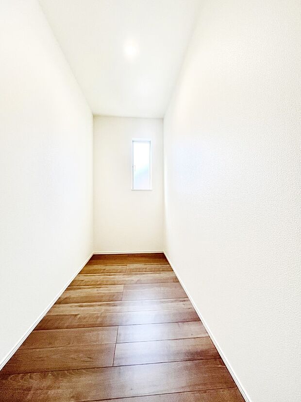 大容量の収納力が嬉しい!大型パントリーでキッチン周りもスッキリ!