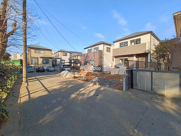 〜Exterior〜　前面道路：西 5m 公道、南 5m 公道　住宅地になっているので車量も少なく、静かな立地です。子育て環境も良好です♪♪周辺環境もあわせてご案内させて頂きます。