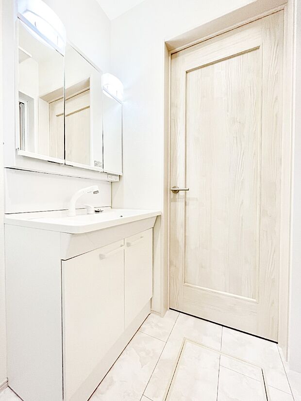 清潔感のある快適空間です。毎日の身支度も気持ち良くお使い頂けます!