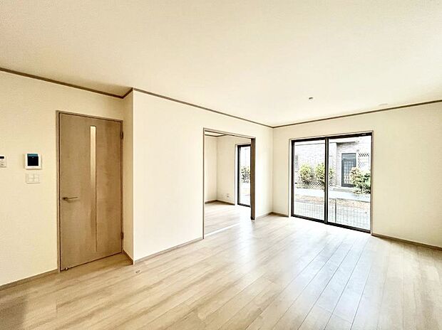 明るい陽光が注ぎ、寛ぎの雰囲気に満たされるリビング・ダイニング。