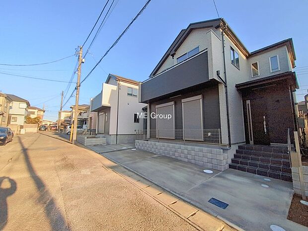 〜Exterior〜　前面道路：南東 6m 公道、南西 4.5m 私道　低層の一戸建てを中心とした街並みが整然と続き、周辺は高い建物が建っていないので、緑の多い閑静な趣を感じる環境です。