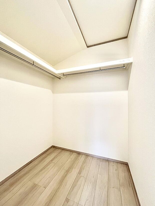 ウォークインクローゼット付きで生活空間を広く利用できます。