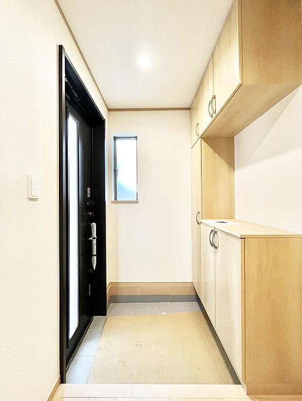 ◆A号棟◆~Entrance~ 家の中でお客様を迎える最初の場所である玄関は、家の印象そのものです!豊富な玄関収納で、常に綺麗に保つことが出来ます♪玄関にはたっぷり収納の下駄箱を完備!