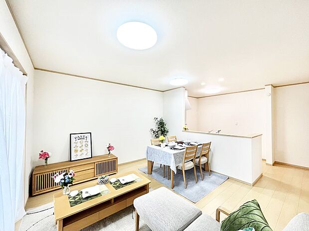 ◆A号棟◆~Living~ 家族の会話や笑顔が行き交うリビングです。子供が走ってる姿を見ながら、大きなソファやダイニングテーブルでゆったり食事をしたりくつろぎたい♪そんな夢が叶えられる空間です!