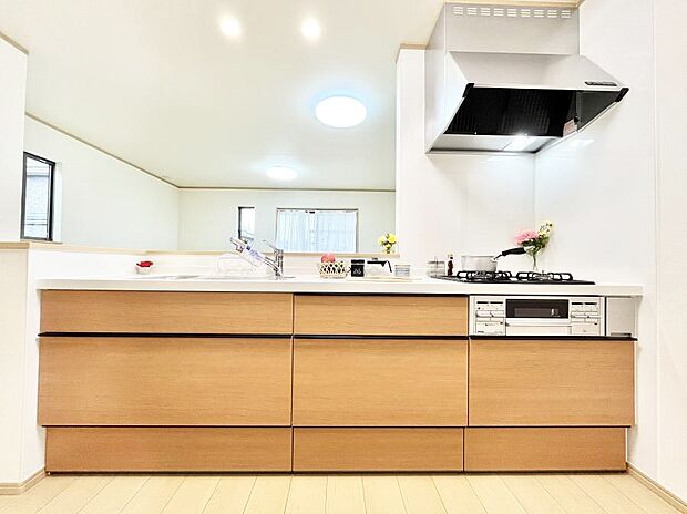 ◆A号棟◆~Kitchen~ 広くて使いやすいキッチンなら家族でいっしょに料理をつくったり、後片付けも手間なくできちゃいます♪収納もたっぷりあるので、いつもすっきりと清潔な印象を保てます。