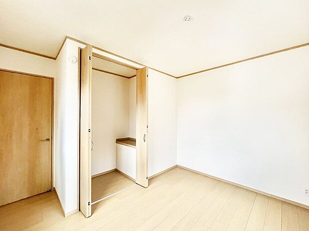 ◆A号棟◆~Bed Room~ 全居室には収納クローゼットを完備!普段使いのお洋服や小物はもちろん、季節物のお洋服などもしっかりと整理整頓おしまい頂けます。 居室空間を広く使用できますね。