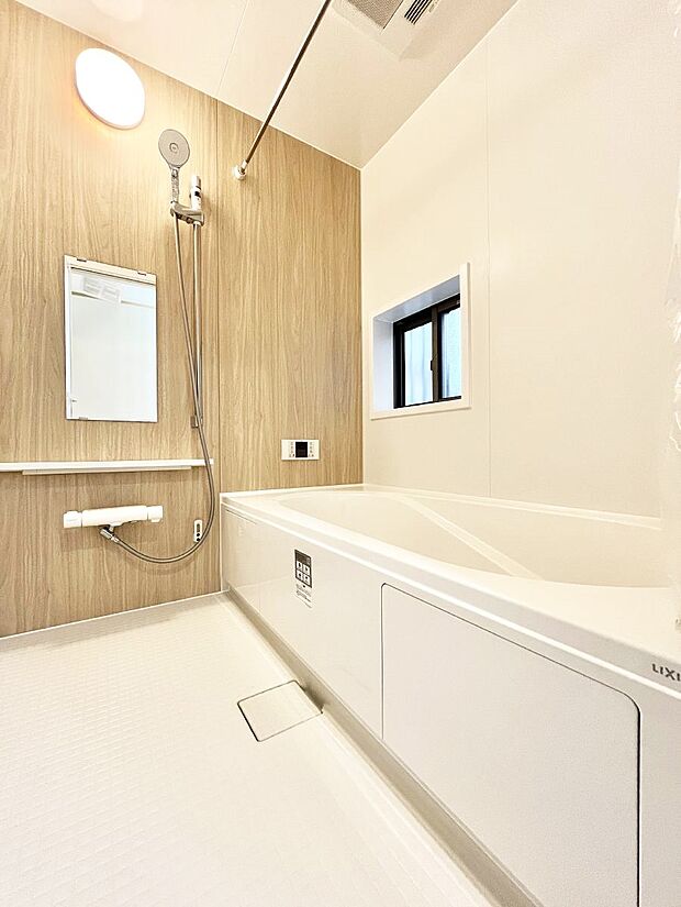 ◆A号棟◆~Bath Room~ 足を伸ばして入浴することが可能!一日の疲れを癒す貴重なバスタイムです。お子様とご一緒でも十分な広さなので、リビングとは違った家族団欒のひと時をお楽しみいただけます。