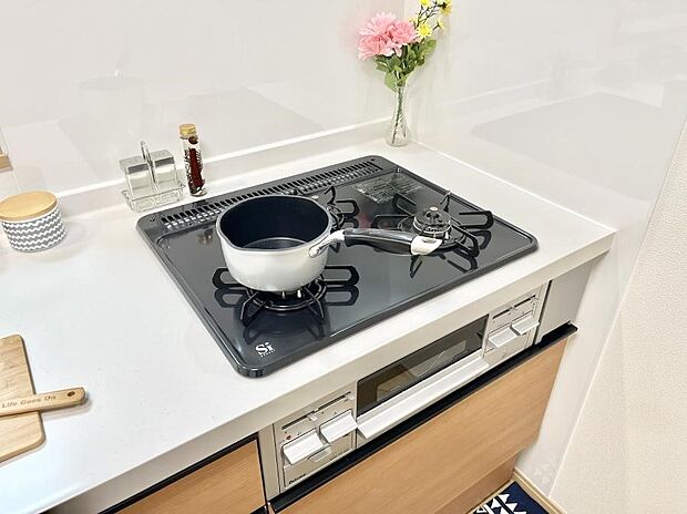 ◆A号棟◆ガスコンロはSiセンサー搭載。火力調節や焦げ付き・消し忘れも防いでくれます。