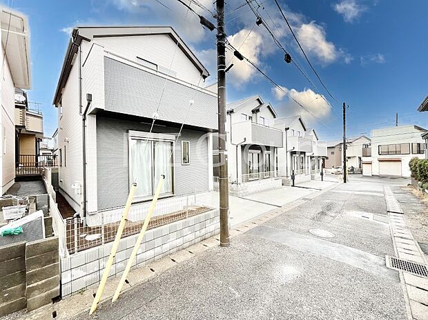 ~Exterior~ 前面道路:南東 6m 公道、南西 4.5m 私道 低層の一戸建てを中心とした街並みが整然と続き、周辺は高い建物が建っていないので、緑の多い閑静な趣を感じる環境です。