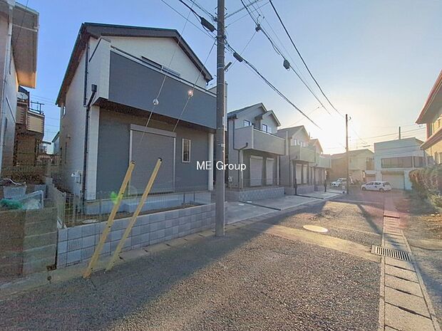 〜Exterior〜　前面道路：南東 6m 公道、南西 4.5m 私道　低層の一戸建てを中心とした街並みが整然と続き、周辺は高い建物が建っていないので、緑の多い閑静な趣を感じる環境です。