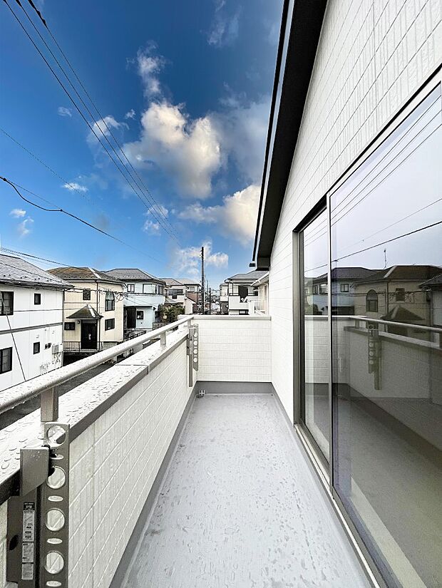 ◆A号棟◆~Balcony~ バルコニーは温かい陽がさしこみ、お布団や洗濯物を気持ちよく干すことができます。 使いやすく開放的なバルコニーです♪陽ざしがたっぷり降り注ぐ、バルコニー付き住まい。