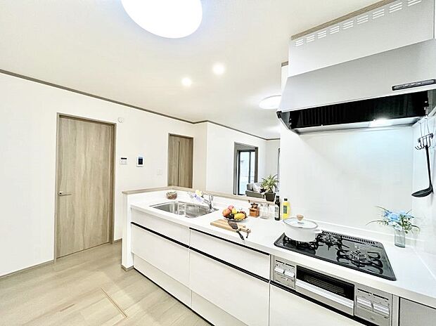 カウンター越しに楽しいおしゃべり。いつものお料理がもっと美味しくなりそうですね。