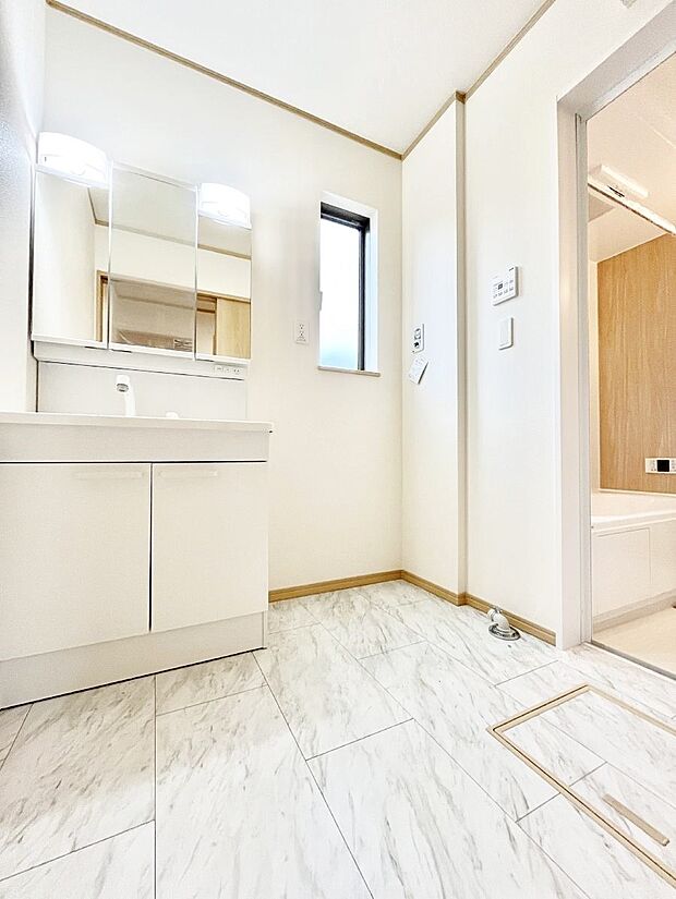 小窓がついているので湿気の多い場所でも換気が十分行えます。毎日の身支度を気持ち良く!