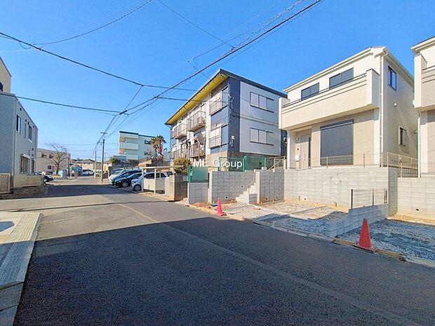 〜Exterior〜　前面道路：南東 6m 公道　前面道路は閑静な住宅地をはしる車通りの少ない道路。駐車の出し入れもらくらくです！ご不明点・現地見学のご希望は、お気軽にお問い合わせください！