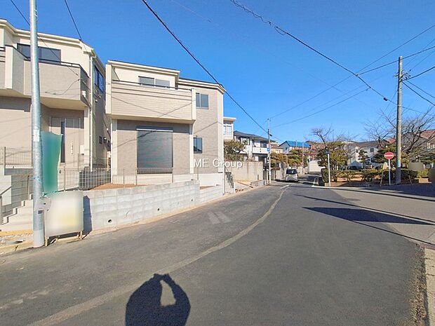 〜Exterior〜　前面道路：南東 6m 公道　前面道路は閑静な住宅地をはしる車通りの少ない道路。駐車の出し入れもらくらくです！ご不明点・現地見学のご希望は、お気軽にお問い合わせください！