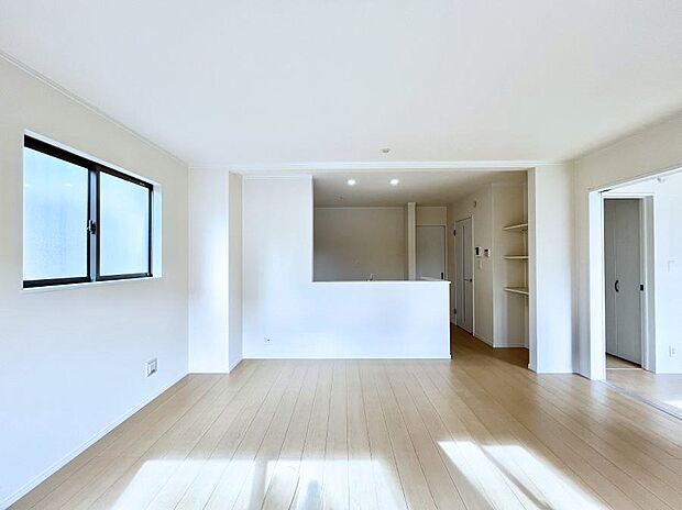 明るい陽光が注ぎ、寛ぎの雰囲気に満たされるリビング・ダイニング。 