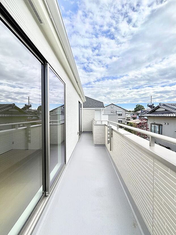 ゆったりバルコニーだから沢山お洗濯ものを干せます。