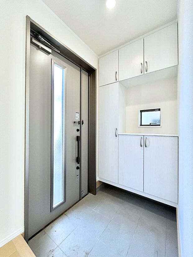◆1-号棟◆〜Entrance〜　家の中でお客様を迎える最初の場所である玄関は、家の印象そのものです！豊富な玄関収納で、常に綺麗に保つことが出来ます♪玄関にはたっぷり収納の下駄箱を完備！