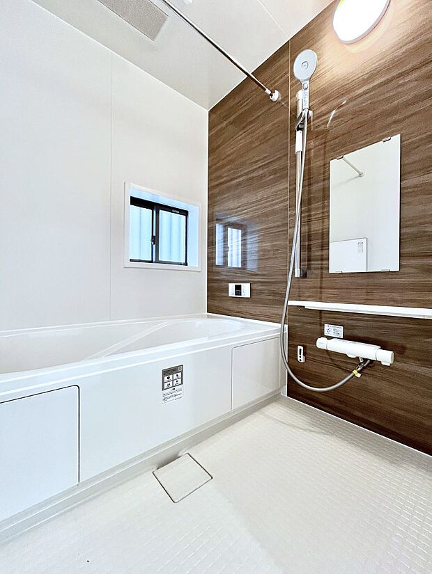 ◆1-2号棟◆〜Bath Room〜　窓付きのバスルームは、採光もあり明るく気持ちの良い空間です。窓があることで、換気環境も良好。ゆったり寛げるバスルームで、毎日のバスタイムが楽しみになりそうです。  