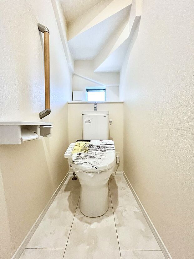 ◆1-2号棟◆〜Toilet〜　清潔感のある水回り♪トイレはウォシュレット付きです◎トイレは毎日使わざるを得ないもの。いつも清潔を保ちたいですね。トイレが2ヶ所あるので朝の混雑時に便利です！