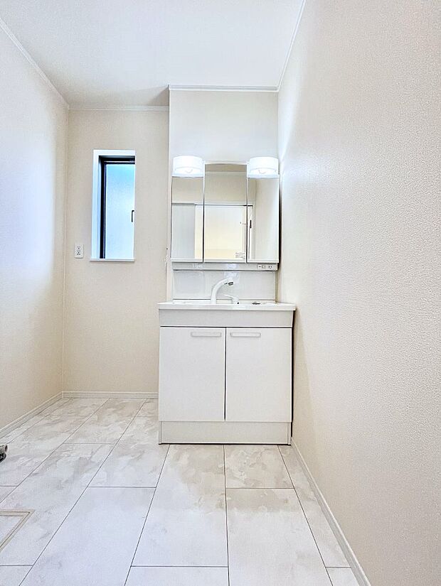 ◆1-号棟◆〜Dressing Room〜　暗くなりがちな洗面所も窓があると採光と換気が可能なので気持ちよくお使い頂けます。三面鏡タイプの洗面台は鏡裏収納で散らかりがちな洗面所もスッキリ♪   