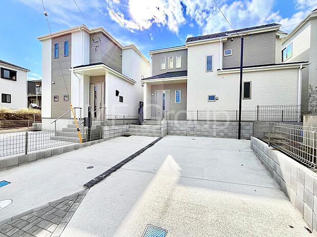 ◆1-2号棟◆〜Exterior〜　一戸建ての大きなメリットは、自分達の「土地」を「自由に」使える事です。ガーデニングやＤＩＹ，車やバイクの趣味など様々な用途で利用できます。