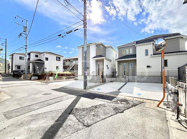 〜Exterior〜 　前面道路：北東 5m 公道　前面道路は閑静な住宅地をはしる車通りの少ない道路。駐車の出し入れもらくらくです！ご不明点・現地見学のご希望は、お気軽にお問い合わせください！