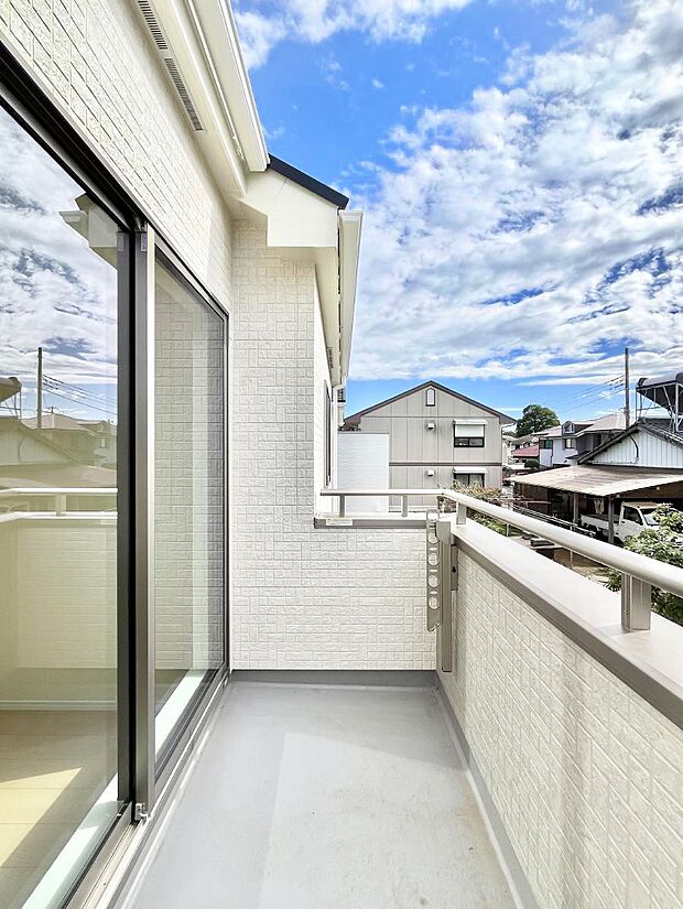 ◆1-号棟◆〜Balcony〜 バルコニーは温かい陽がさしこみ、お布団や洗濯物を気持ちよく干すことができます。使いやすく開放的なバルコニーです♪陽ざしがたっぷり降り注ぐ、バルコニー付き住まい。