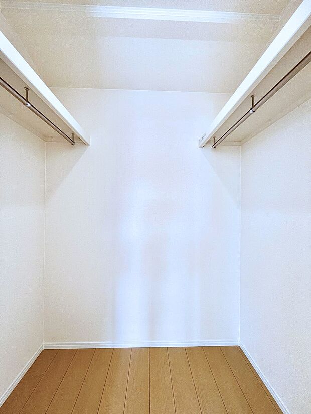 ◆1-号棟◆〜Walk-in Closet〜　たくさんの洋服をかけてもシワになりにくいウォークインクローゼット。洋服以外にも、普段使わない家電やスーツケースなど何でも片付く嬉しい空間です。