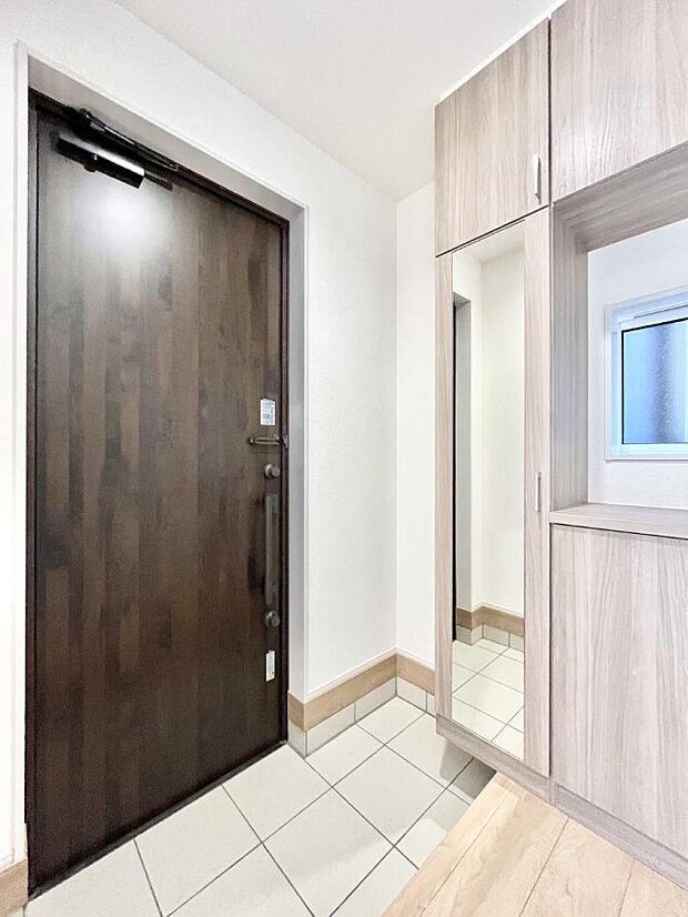 〜Entrance〜　下駄箱ミラー付なので、お出かけ前の身だしなみチェックに◎♪玄関はお客様をお出迎えする一番最初の場所、帰ってくる時に入る最初の場所。そんな場所だからこそ、より良い空間に…♪
