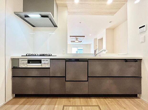 〜Kitchen〜　広くて使いやすいキッチンなら家族でいっしょに料理をつくったり、後片付けも手間なくできちゃいます♪収納もたっぷりあるので、いつもすっきりと清潔な印象を保てます。