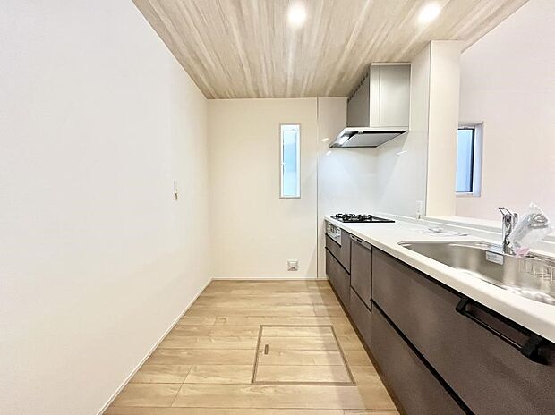 〜Kitchen〜　自然光が入る窓のあるキッチン☆毎日使う場所だからこそ、使い勝手を考慮しました。ゆったりとしたキッチンコーナーは質感豊かな仕上がりとなっております。