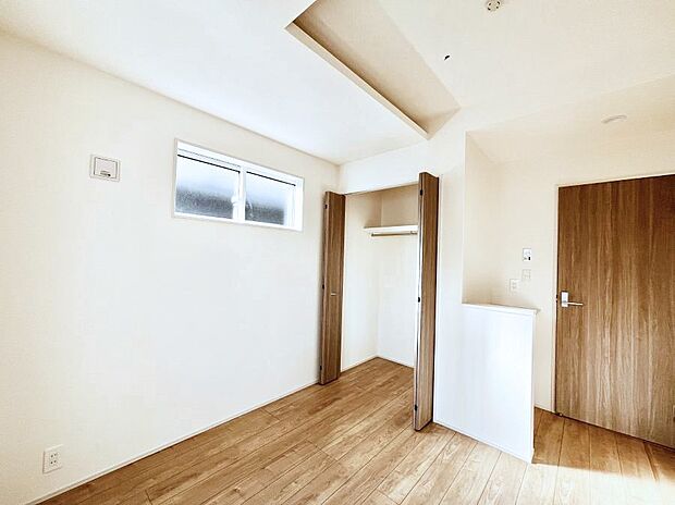 〜Bed Room〜　子供部屋はお子様にとって大変重な役割があります。子供一人で過ごす空間を与えることで、宿題や勉強時間も自然と増えまた自ら部屋の片付けや掃除なども促すことに繋がります。