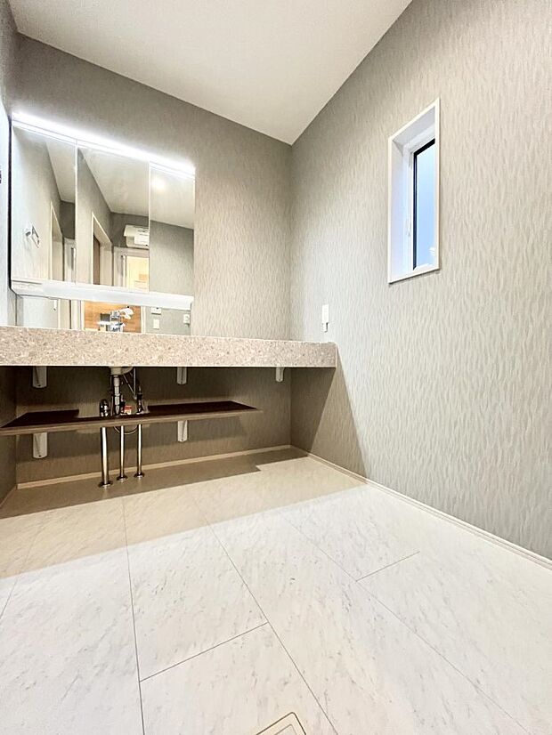 〜Dressing Room〜　暗くなりがちな洗面所も窓があると採光と換気が可能なので気持ちよくお使い頂けます。三面鏡タイプの洗面台は鏡裏収納で散らかりがちな洗面所もスッキリ♪