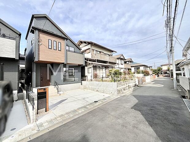 〜Exterior〜　前面道路は閑静な住宅地をはしる車通りの少ない道路。駐車の出し入れもらくらくです！ご不明点・現地見学のご希望は、お気軽にお問い合わせください！