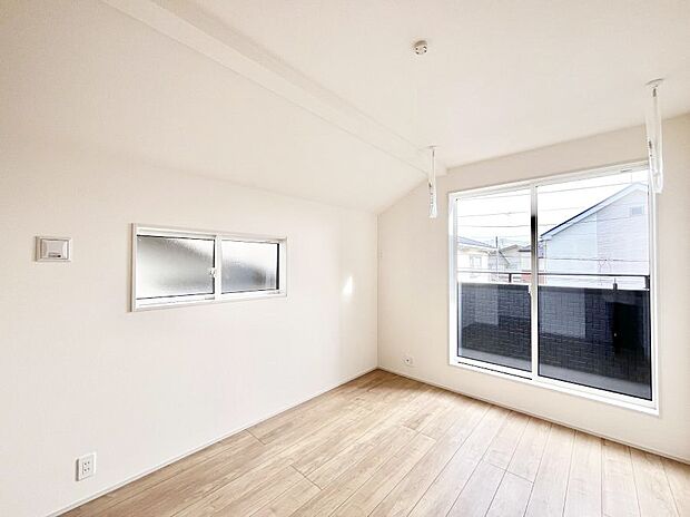 〜Bed Room〜　2面採光を確保した明るい室内は、風通しも良く、大変居心地の良い空間となっております。爽やかな風を感じて起きる朝は、快適生活の始まりに！日当たりや通風がとても良い住まい♪