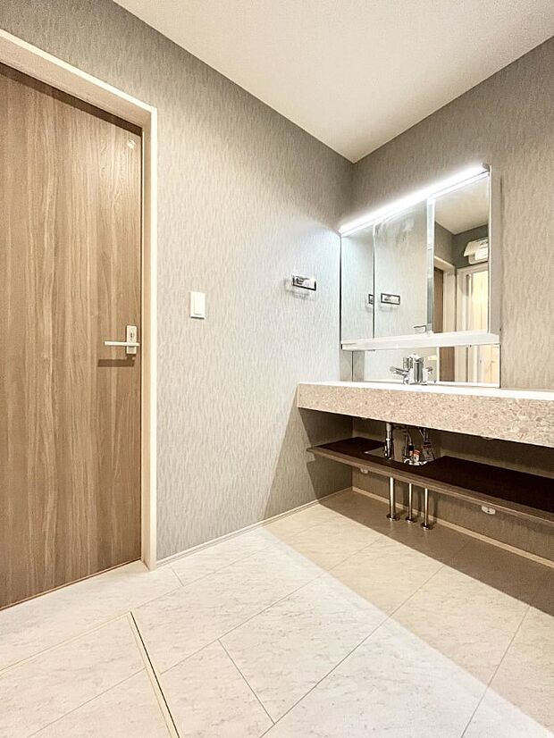 〜Dressing Room〜  十分な大きさの洗面台は収納もさる事ながら、身だしなみチェックや歯磨きなど、朝の慌ただしい時間でもホテルライクなスペースで余裕とゆとりを感じて頂けます。