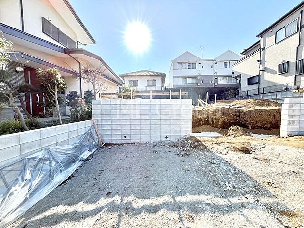 ◆2号棟◆〜Exterior〜　駐車場2台置けます！(車種による)自転車置き場や物置場として、お子様の遊ぶスペースとして、ゆとりある敷地だからこそ可能な多用途にご利用いただけるスペースです。