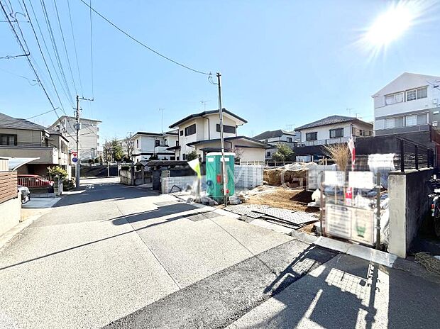 ~Exterior~ 前面道路は閑静な住宅地をはしる車通りの少ない道路。駐車の出し入れもらくらくです!ご不明点・現地見学のご希望は、お気軽にお問い合わせください!