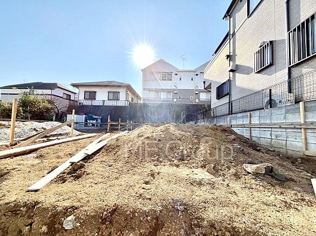 ◆1号棟◆~Exterior~ 閑静な住宅地で子育て家族にピッタリ。 毎日のお散歩も快適な緑に恵まれたエリアで、自然に包まれた穏やかな暮らしを実現するための、ゆとりある住環境が整っています。