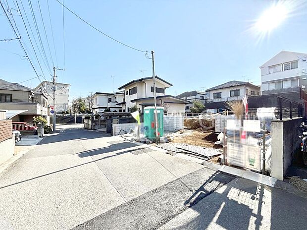 ~Exterior~ 前面道路は閑静な住宅地をはしる車通りの少ない道路。駐車の出し入れもらくらくです!ご不明点・現地見学のご希望は、お気軽にお問い合わせください!