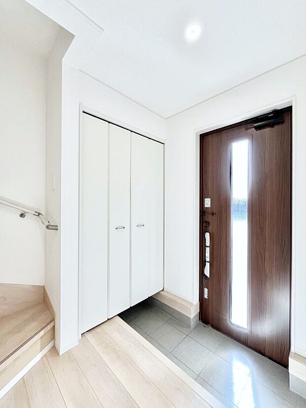 ◆3号棟◆〜Entrance〜　家の中でお客様を迎える最初の場所である玄関は、家の印象そのものです！豊富な玄関収納で、常に綺麗に保つことが出来ます♪玄関にはたっぷり収納の下駄箱を完備！