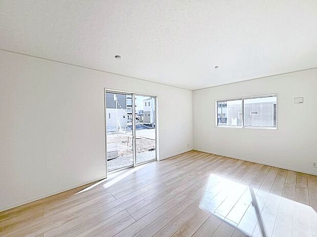 ◆3号棟◆〜Living〜　飽きの来ないシンプルでおしゃれなLDK。大きな窓から日差しが差し込むので室内も明るく、家族の憩いの場としてピッタリです。開放感と日当たりの良さを是非ご覧ください！