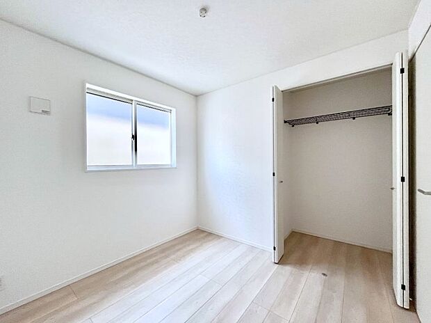 ◆3号棟◆〜Bed Room〜  全居室には収納クローゼットを完備！普段使いのお洋服や小物はもちろん、季節物のお洋服などもしっかりと整理整頓おしまい頂けます。  居室空間を広く使用できますね。