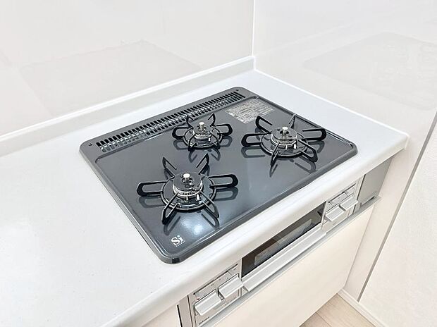 ◆3号棟◆ガスコンロはＳｉセンサー搭載。火力調節や焦げ付き・消し忘れも防いでくれます。