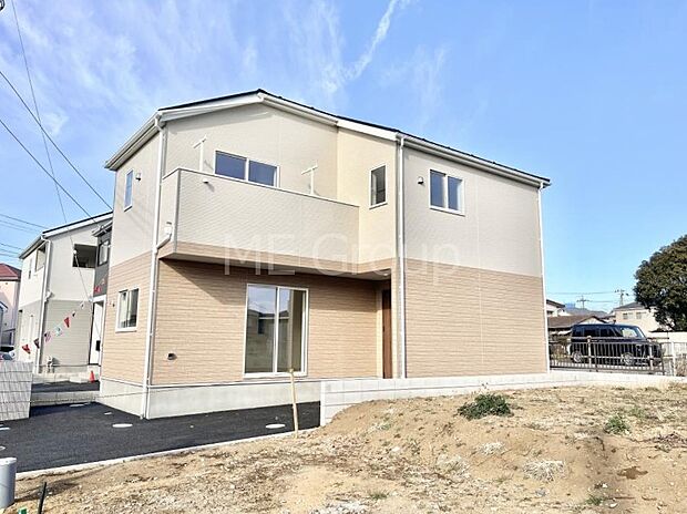 ◆3号棟◆〜Exterior〜　堂々たる趣ながら、主張し過ぎずどこか余裕を感じさせるシャープなフォルムで佇む邸宅は、晴天の空と照らし合わせる事で、本来あるべき完成形の姿を見せてくれます。