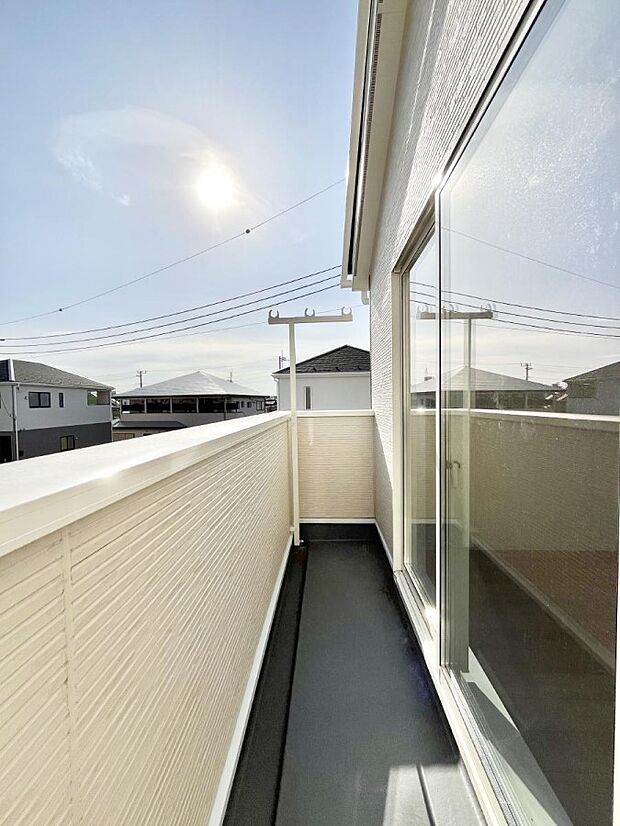◆3号棟◆〜Balcony〜  バルコニーは温かい陽がさしこみ、お布団や洗濯物を気持ちよく干すことができます。使いやすく開放的なバルコニーです♪陽ざしがたっぷり降り注ぐ、バルコニー付き住まい。  