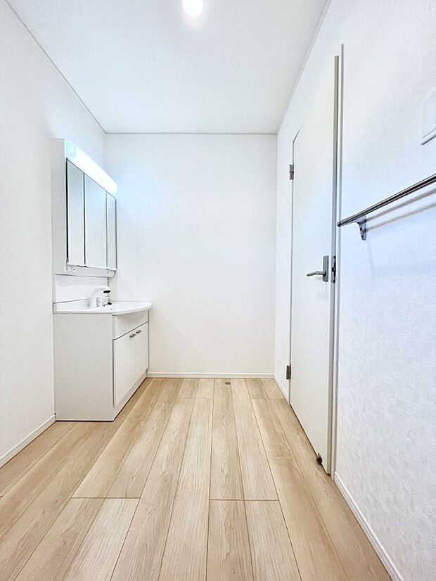 ゆとりの洗面スペースで朝の身支度もラクラク  